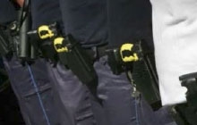 INTERIOR: La Policía Nacional empezará a utilizar pistolas taser y contará  con diez mil porras extensibles